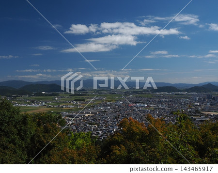 從八幡山頂峰俯瞰，景色壯麗！在湛藍的秋日天空下，近江八幡市和近江平原盡收眼底。 143465917