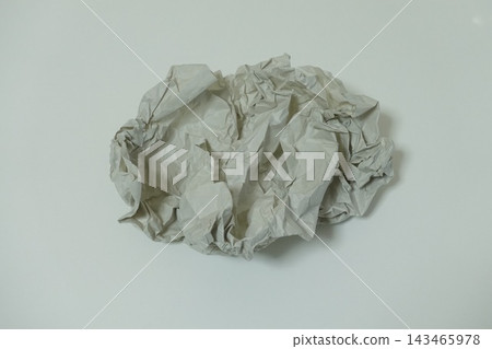 一張簡單的照片,展示了一張白紙的大摺痕和捲起的末端,這張紙被捲起來又展開,紙張的三維紋理漂浮在柔和的背景上。 一張簡單的照片,展示了一張白紙的大摺痕和捲起的末端,這張紙被捲起來又展開,紙張的三維紋理漂浮在柔和的背景上。 143465978