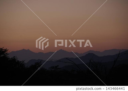 從山上看黃昏的山脈 從山上看黃昏的山脈 143466441