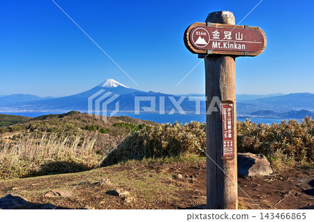 從伊豆半島伊豆山脊步道上的金冠山頂眺望富士山。 從伊豆半島伊豆山脊步道上的金冠山頂眺望富士山。 143466865