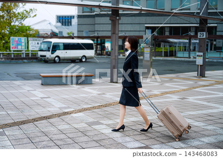 畫一個手提袋的婦女 畫一個手提袋的婦女 143468083