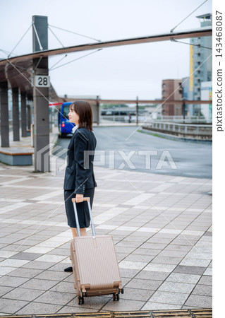 畫一個手提袋的婦女 畫一個手提袋的婦女 143468087