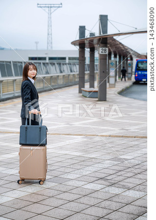 畫一個手提袋的婦女 畫一個手提袋的婦女 143468090