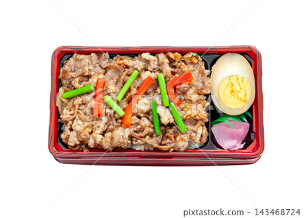 牛舌炒飯配鮮美醬汁，外帶便當盒 [白色背景，摳圖] 143468724