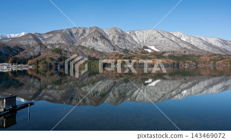 Autumn foliage and the Northern Alps reflected on the lake's surface: Lake Aoki, Nagano Prefecture Autumn foliage and the Northern Alps reflected on the lake's surface: Lake Aoki, Nagano Prefecture 143469072