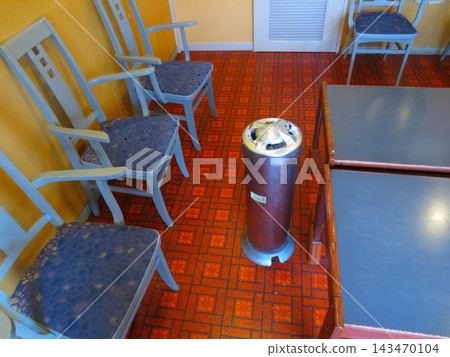 Showa-era retro checkered floor! Smoking room Showa-era retro checkered floor! Smoking room 143470104