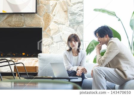 商務人士一邊開會一邊看著電腦 143470650