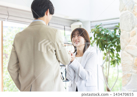 一位女士雙手合十，面帶微笑，表達她的感激之情。 143470655