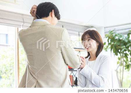 一位女士面帶微笑,和藹地回應了一位尷尬地用手摀住頭的男士。 一位女士面帶微笑,和藹地回應了一位尷尬地用手摀住頭的男士。 143470656