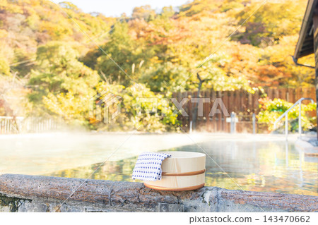秋季露天浴池和水桶 秋季露天浴池和水桶 143470662