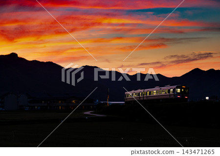 一列小火車穿梭在火紅的夕陽和山脈之間 一列小火車穿梭在火紅的夕陽和山脈之間 143471265