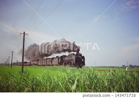 宇越線，D51型蒸汽機車牽引的貨運列車，昭和時代復古風。 143471718