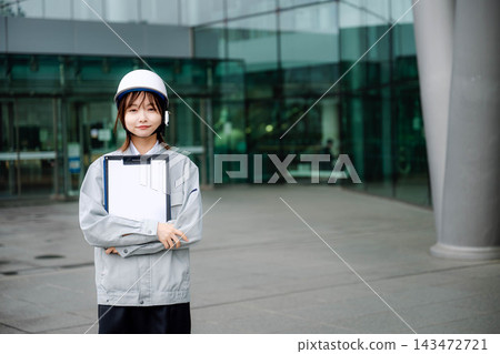 女人穿著工作服 女人穿著工作服 143472721