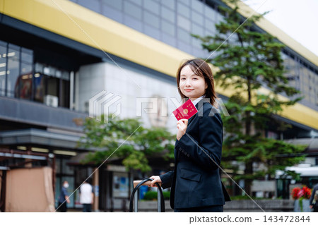 一位持有護照的年輕女商人 143472844