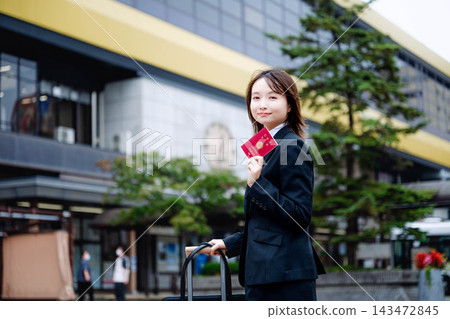 一位持有護照的年輕女商人 一位持有護照的年輕女商人 143472845