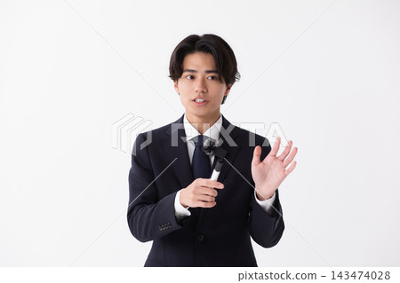 一張網路主播穿著西裝的照片 143474028