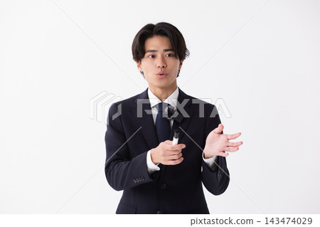 一張網路主播穿著西裝的照片 一張網路主播穿著西裝的照片 143474029
