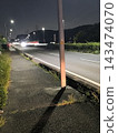 夜幕下的人行道和電線桿的陰影－郊區道路景色 143474070