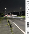 夜間道路上汽車的光跡 143474071