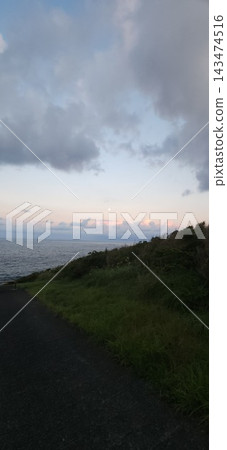 傍晚的月亮和大海 傍晚的月亮和大海 143474516