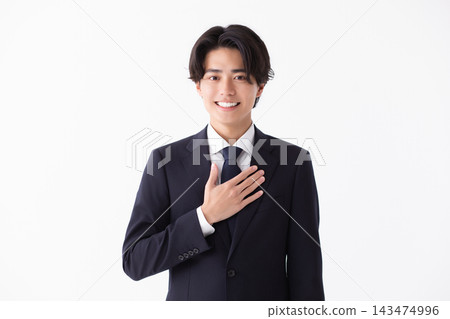 畫面中一名男子擺出藝術家自由發揮的姿勢。 畫面中一名男子擺出藝術家自由發揮的姿勢。 143474996