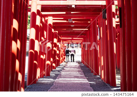 日本神社前,紅色的鳥居和排隊的信徒們。 日本神社前,紅色的鳥居和排隊的信徒們。 143475164