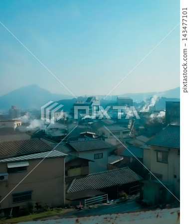 別府溫泉、市區及周圍山脈升騰起的蒸氣。 別府溫泉、市區及周圍山脈升騰起的蒸氣。 143477101
