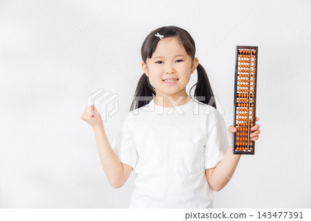 一名小學生拿著算盤 一名小學生拿著算盤 143477391