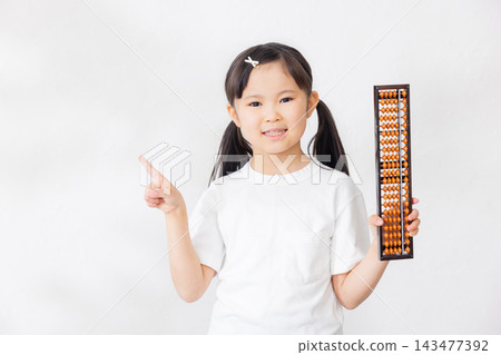 一名小學生拿著算盤 一名小學生拿著算盤 143477392
