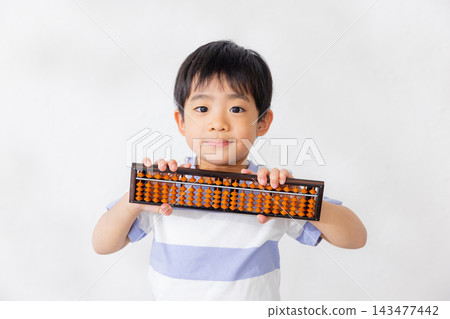 一名小學生拿著算盤 一名小學生拿著算盤 143477442