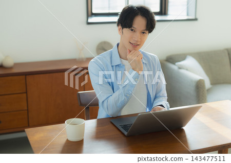 一個擔心在電腦上工作的人 143477511