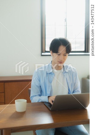 一個擔心在電腦上工作的人 一個擔心在電腦上工作的人 143477512