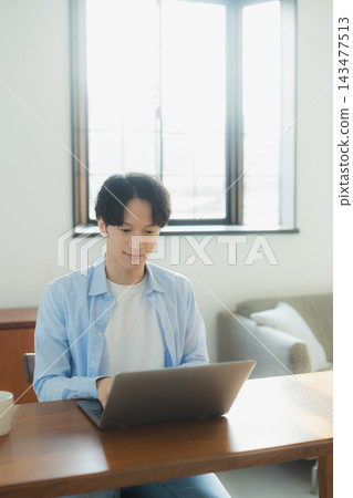 一個擔心在電腦上工作的人 一個擔心在電腦上工作的人 143477513