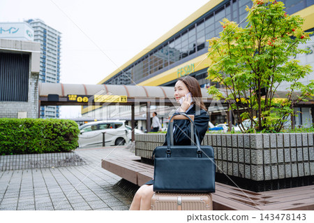 談話在智能手機的女商人 談話在智能手機的女商人 143478143