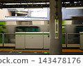 品川車站的站牌和一列山手線列車駛離車站。 143478176