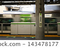 品川車站的站牌和一列山手線列車駛離車站。 143478177