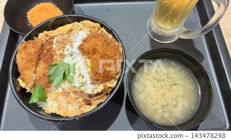豬排飯和味噌湯套餐 豬排飯和味噌湯套餐 143478298
