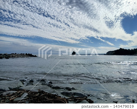 藍天白雲,遠處海面上漂浮岩石島嶼。 藍天白雲,遠處海面上漂浮岩石島嶼。 143479019