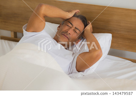 睡覺在床上的老人 143479587