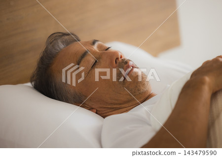 睡覺在床上的老人 143479590