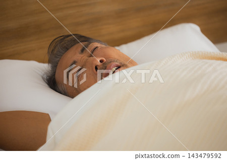 睡覺在床上的老人 睡覺在床上的老人 143479592