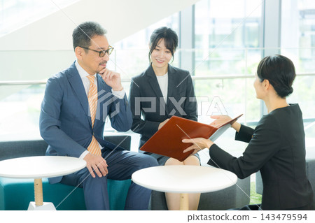 在大堂指導的女人 在大堂指導的女人 143479594
