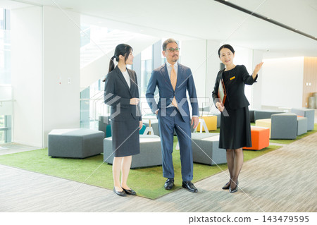 在大堂指導的女人 在大堂指導的女人 143479595