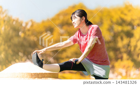 女性伸展運動 - 秋季運動 143481326