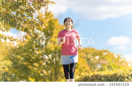 女子跑步-秋季運動 女子跑步-秋季運動 143481329