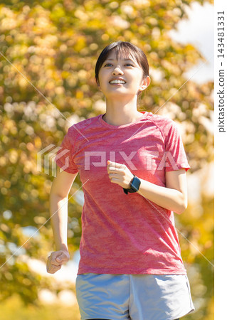 女子跑步-秋季運動 女子跑步-秋季運動 143481331