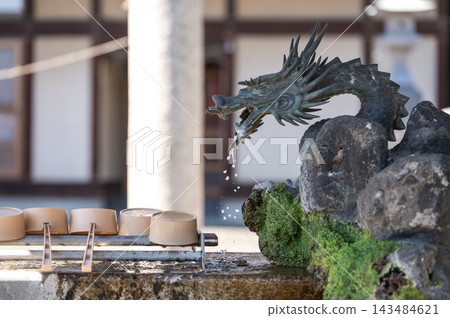 日本神社裡的水池，水從龍的口中流出。 143484621