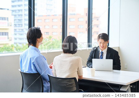 男性和女性都會收到理財規劃師提供的資產累積方案。 男性和女性都會收到理財規劃師提供的資產累積方案。 143485385
