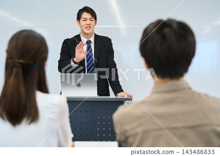 在大學和職業學校給學生講課的教師 143486833