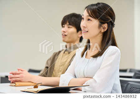 神情嚴肅的青年男女正在參加研討會和講座。 143486932